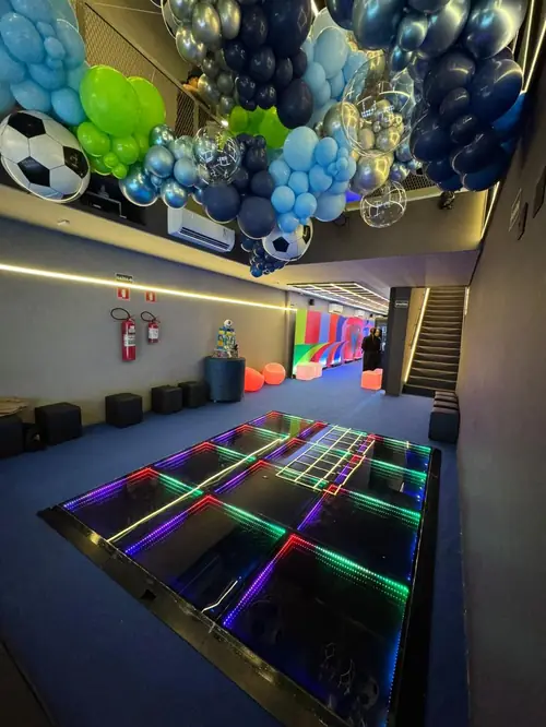 Corredor com balões e pista de LED no Octo Square
