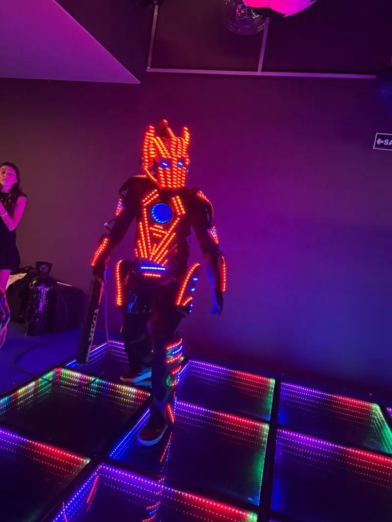 Robô de LED dançando na pista de LED do Octo Square